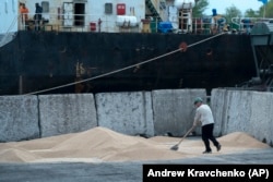 Отгрузка зерна на иностранный сухогруз в Измаильском морском порту на Дунае вблизи украинского города Измаил в Одесской области Украины. 26 апреля 2023 года