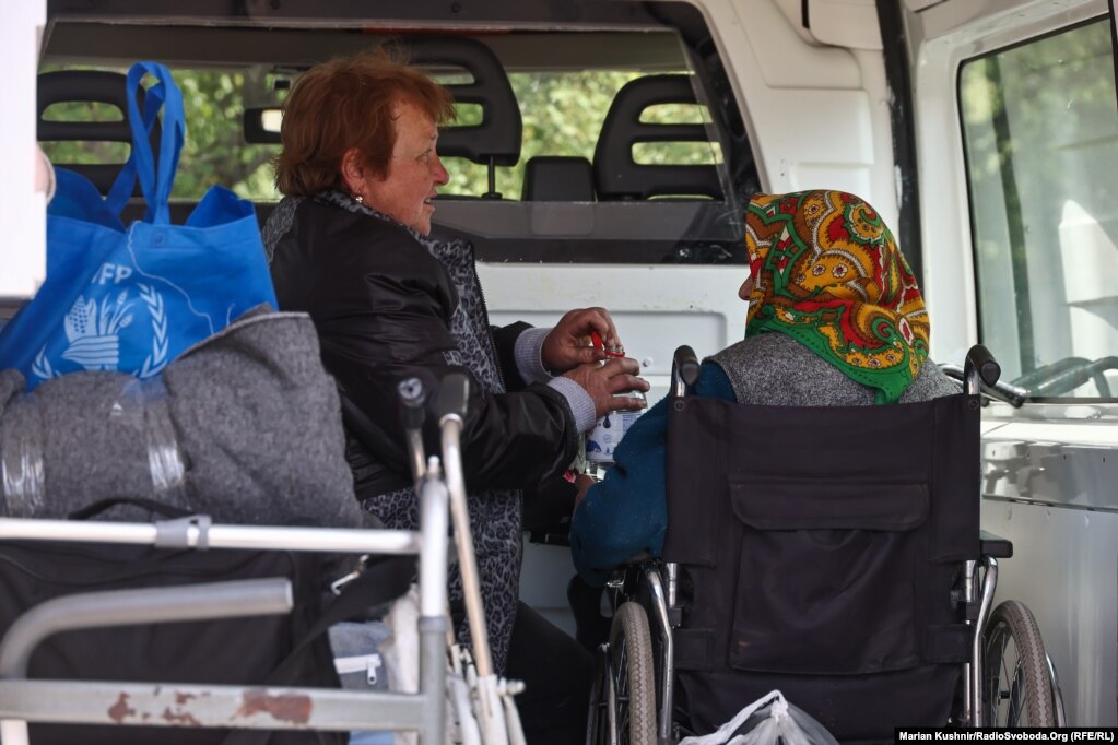Alla dhe nëna e saj brenda një minibusi, në pritje për t'u evakuuar. Alla tha se shpreson të kthehet në shtëpi sa më shpejt të jetë e mundur.