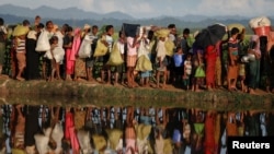  Бежанци рохинги, избягали от Мианмар, чакат да бъдат пропуснати от бангладешката гранична защита, откакто са минали границата в Паланг Хали, Бангладеш, 9 октомври 2017 година 