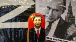 Матрешка с портретом Си Цзиньпина в "компании" с провоенной пропагандой в одной из московских сувенирных лавок