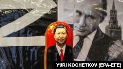 Матрешка с портретом Си Цзиньпина в "компании" с провоенной пропагандой в одной из московских сувенирных лавок