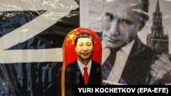 Moskvanın mərkəzindəki suvenir mağazasında Çin lideri Si Cinpinin portreti olan matryoşka