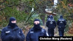 Policija osigurava područje nakon što je 25 osumnjičenih članova i pristaša krajnje desničarske skupine privedeno tokom racija diljem Njemačke, 7. decembar 2022. 