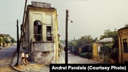 Casa de pe colț în vara lui 1984, cu un an înainte de a începe demolările în zonă.