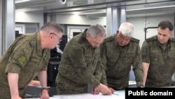 Ministrul rus al Apărării, Serghei Șoigu (al doilea din stânga), a vizitat un post de comandă al grupării militare Zapad (vest), conform unei înregistrări difuzate pe 26 iunie 2023.