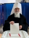 Митрополит Никон голосует на выборах президента России. 15 марта 2024 года