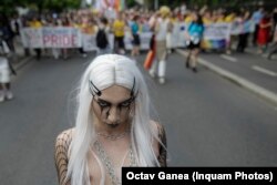 Participant la marș, fotografiat pe Calrea Victoriei din București.