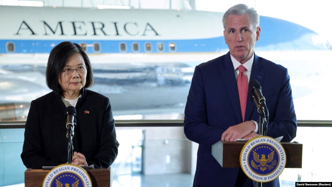 Președinta Taiwanului, Tsai Ing-wen, și președintele Camerei Reprezentanților a SUA, Kevin McCarthy, susțin o conferință de presă după o întâlnire la Biblioteca Prezidențială Ronald Reagan, în Simi Valley, California, SUA, 5 aprilie 2023.