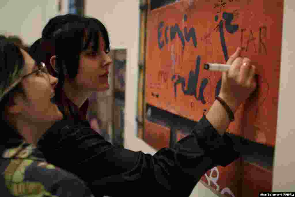 Druga od fotografija je ona na kojoj je grafit &quot;Ermin je peder&quot;. Posjetiteljima je ostavljena mogućnost da markerima dopišu šta žele.&nbsp;