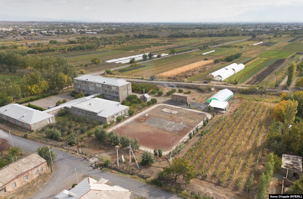Shkolla e mesme H. Navasardian në Amberd. Vreshtat e shkollës duken në të djathtë. Luleshtrydhet rriten në serrën në pjesën e sipërme të djathtë, ndërsa pemishte të vogla kultivohen rreth ndërtesës kryesore të shkollës në të majtë.