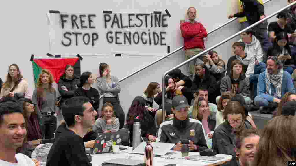 Ezen a 2024. május 7-én Genfben készült képen palesztinbarát diákok és aktivisták tartanak gyűlést a Genfi Egyetem (UNIGE) egyik elfoglalt termében. A 2024. május 7-i palesztinbarát tüntetések három svájci egyetemre terjedtek ki