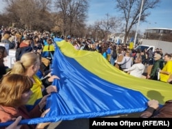 Ucrainenii au plecat în marș, cu steagul albastru-galben desfășurat, spre ambasadele Ucrainei și Rusiei.