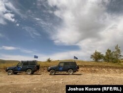 Vozila EUMA parkirana tokom nadgledanja novih položaja Azerbejdžana na liniji kontakta iznad jermenskog ljetovališta Jermuk.