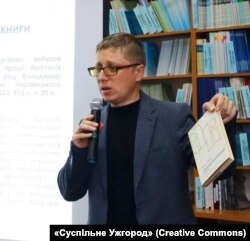 Упорядник книжки Володимир Мороз демонструє на презентації в Ужгороді перше видання творів Анатолія Кралицького, яке вийшло у Пряшеві 40 років тому. Фото: «Суспільне Ужгород»