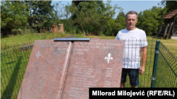 Fikretu Bačiću u zločinu u Zecovima 1992. godine, ubijeni su dvanaestogodišnji sin i šestogodišnja ćerka, uz brojne druge članove porodice. U selu im je sagradio spomenik.  