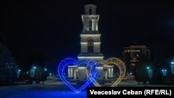 Мэрия Кишинёва осветила несколько мест и зданий в столице цветами украинского флага в годовщину вторжения России в Украину