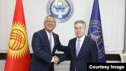 Дональд Лу и Жээнбек Кулубаев на совместной встрече в Бишкеке. 24 апреля 2023 г.