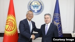 Глава МИД Кыргызстана Жээнбек Кулубаев (справа) и помощник госсекретаря США по делам Южной и Центральной Азии Дональд Лу на встрече в Бишкеке. 24 апреля 2023 года.