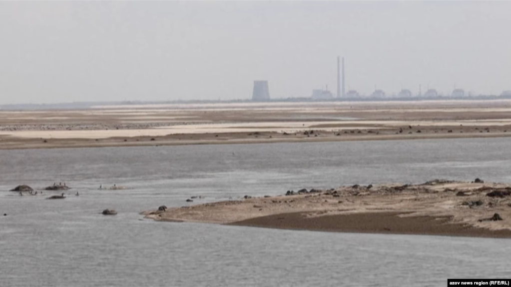 Вид з Нікополя на окупований берег Енергодару через висохле Каховське водосховище, де знаходиться Запорізька АЕС