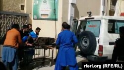 انتقال یک زخمی به شفاخانه برا ی درمان پس از انفجار های روز چهارشنبه در ایالت بلوچستان پاکستان 