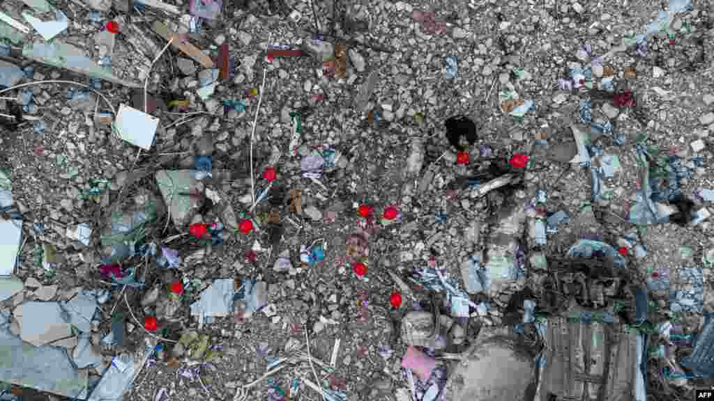 Një pamje nga lart e rrënojave ku 38- vjeçari&nbsp;Ogun Sever Okur ka lidhur balona në kujtim të fëmijëve të vrarë nga tërmeti.