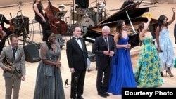 Пианист Евгений Кисин, актер Ричард Гир и другие участники благотворительного концерта в поддержку Украины в Карнеги-холле в Нью-Йорке. Май 2022 года