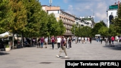 Qytetarë duke kaluar nëpër sheshet kryesore në Prishtinë.