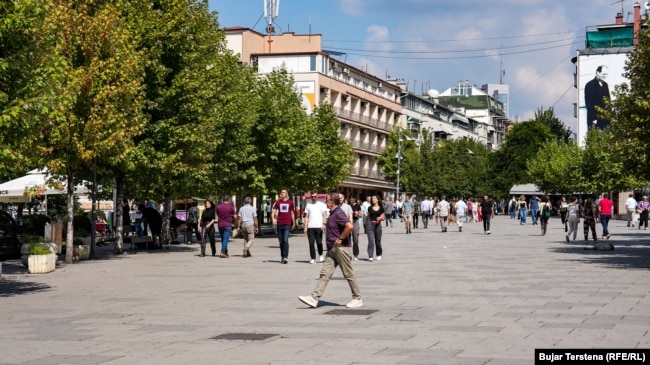 Qytetarë duke kaluar nëpër sheshet kryesore në Prishtinë.