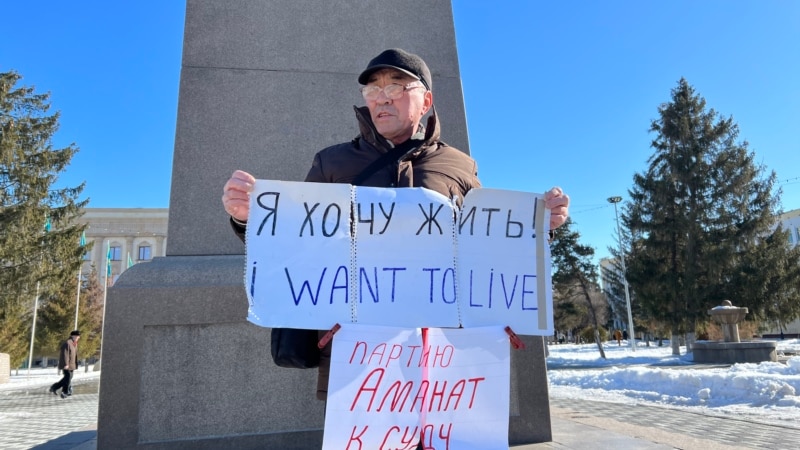 Житель Уральска провел пикет, который акимат согласовал после почти 20 отказов
