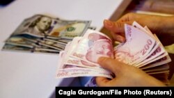 200 թուրքական լիրայի և 100 ԱՄՆ դոլարի թղթադրամներ, արխիվ