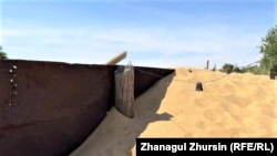Жители строят ограждения, чтобы защититься от песка, но это мало помогает