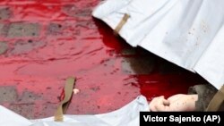 Ръката на убит украинец на покритата с кръв земя на Одеса