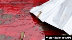 Кров загиблих від російського ракетного удару людей. Одеса, 15 березня 2024 року
