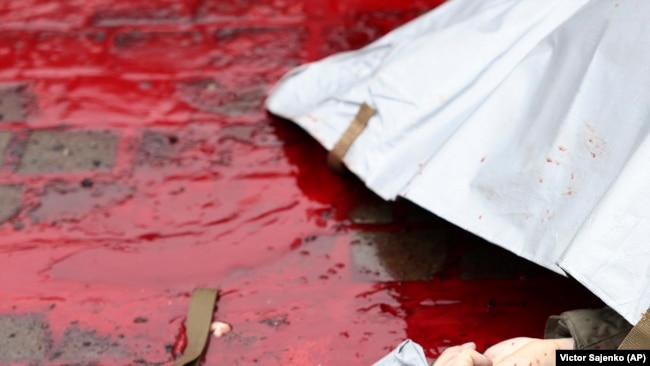 Кров загиблих від російського ракетного удару людей. Одеса, 15 березня 2024 року