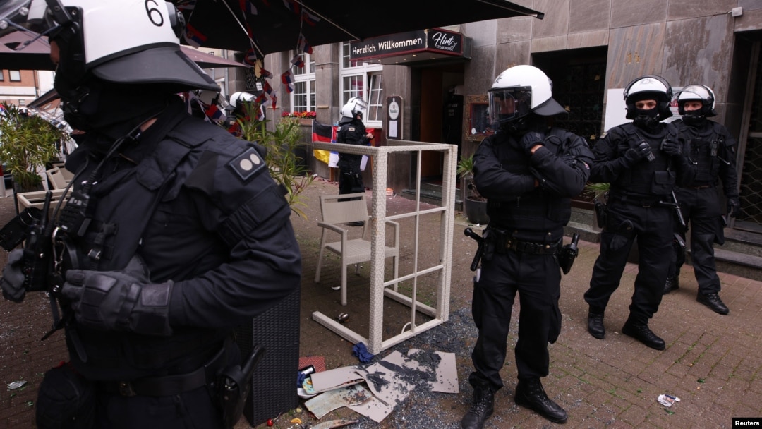 Securitatea a fost sporită pe măsură ce fanii s-au adunat la Gelsenkirchen înainte de meciul Anglia-Serbia din 16 iunie.
