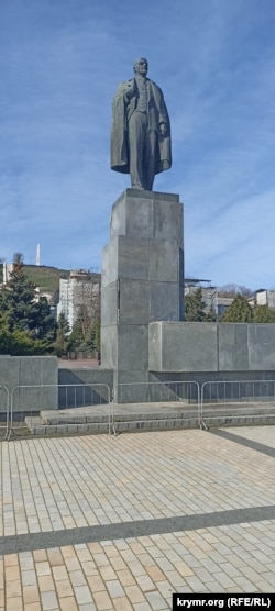 Памятник Ленину на центральной площади Керчи