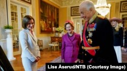 Maia Sandu în compania Regelui Harald și a Reginei Sonja în Sala Oglinzilor din Palatul Regal de la Oslo.