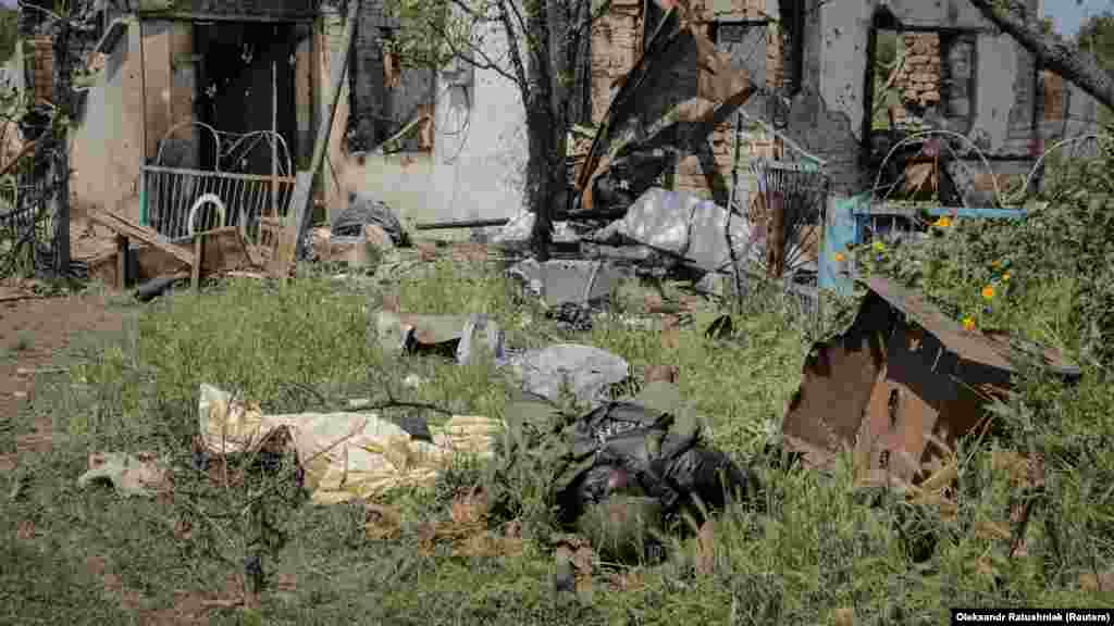 Orosz katona holtteste az újonnan felszabadított Neszkucsnéban 2023. június 13-án. A falut Oroszország tavaly tavasszal foglalta el, néhány héttel azután, hogy Vlagyimir Putyin elnök elindította teljes körű invázióját Ukrajnában &nbsp;