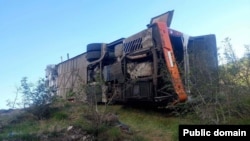 عکس اتوبوسی که روز یک‌شنبه ساعت ۱۷:۲۷ به وقت محلی در نزدیکی روستای خوتانان واژگون شده. منبع: صفحه فیس‌بوک سازمان امداد و نجات وزارت کشور ارمنستان