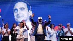 Armenia - Prime Minister Nikol Pashinian greets supporters during n municipal election campaign rally in Yerevan, September 15, 2023.