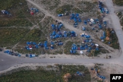 Kjo fotografi nga lart e bërë më 16 shtator 2023, tregon tendat e emigrantëve në një kamp në periferi të qytetit Calais, në Francë.