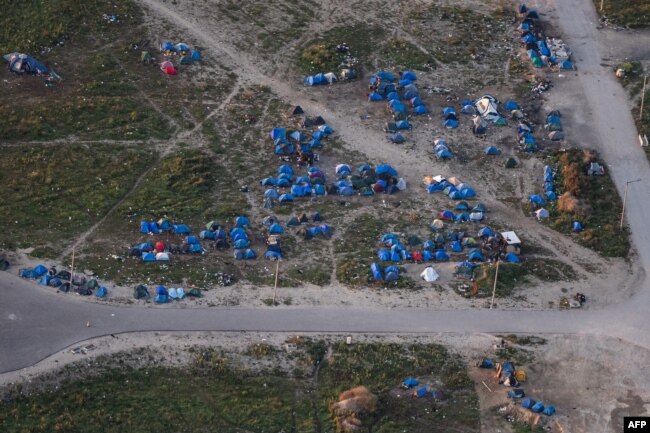 Kjo fotografi nga lart e bërë më 16 shtator 2023, tregon tendat e emigrantëve në një kamp në periferi të qytetit Calais, në Francë.