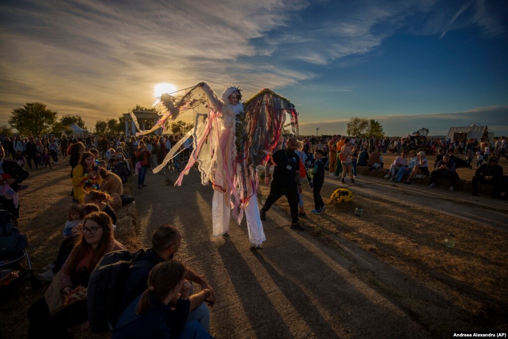Një akrobat i veshur me kostum të veçantë ecën mbi këmbë të gjata druri mes pjesëmarrësve në West Side Hallo Fest, një festival për Halloween (Nata e Shtrigave) në Bukuresht, Rumani, më 28 tetor. Festivali, i cili u zhvillua përgjatë tri ditëve në Ishullin e Engjëjve, mblodhi mbi 80.000 pjesëmarrës.