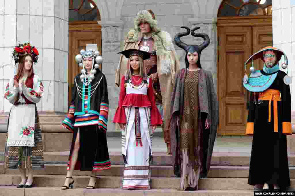 World Nomad Fashion &mdash; первый и единственный проект в Центральной Азии, посвящённый цивилизации кочевников. Он рассказывает также о состоянии индустрии моды Кыргызстана