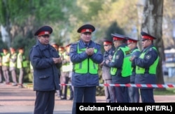 Бишкекте Орозо айт намазында коомдук тартипти сактаган милиционерлер бата кылууда. 21-апрель, 2023-жыл.