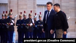 Presidenti i Francës, Emmanuel Macron, dhe ai i Ukrainës, Volodymyr Zelensky, gjatë takimit në Paris më 14 maj 2023.