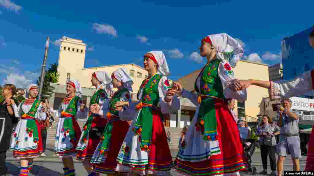 Valltarët nga Ukraina, përveç vallëzimit interesant, prezantuan edhe veshje unike tradicionale të shtetit të tyre.