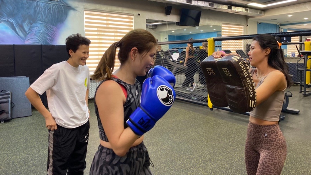 Қыздың жалаған кискасының фотосы Догги стиліндегі семіз әйелдер есектерінің фотосуреттері