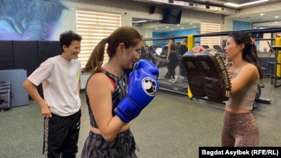 Интернетте кеуделі мұғалімдермен порно видеоны қараңыз