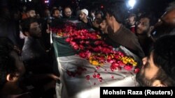 Похороны журналистки Садаф Наим, которая попала под колеса автомобиля, в котором находился бывший премьер-министр Пакистана и председатель партии "Пакистан Техрик-и-Инсаф" Имран Хан, 31 октября 2022 года
